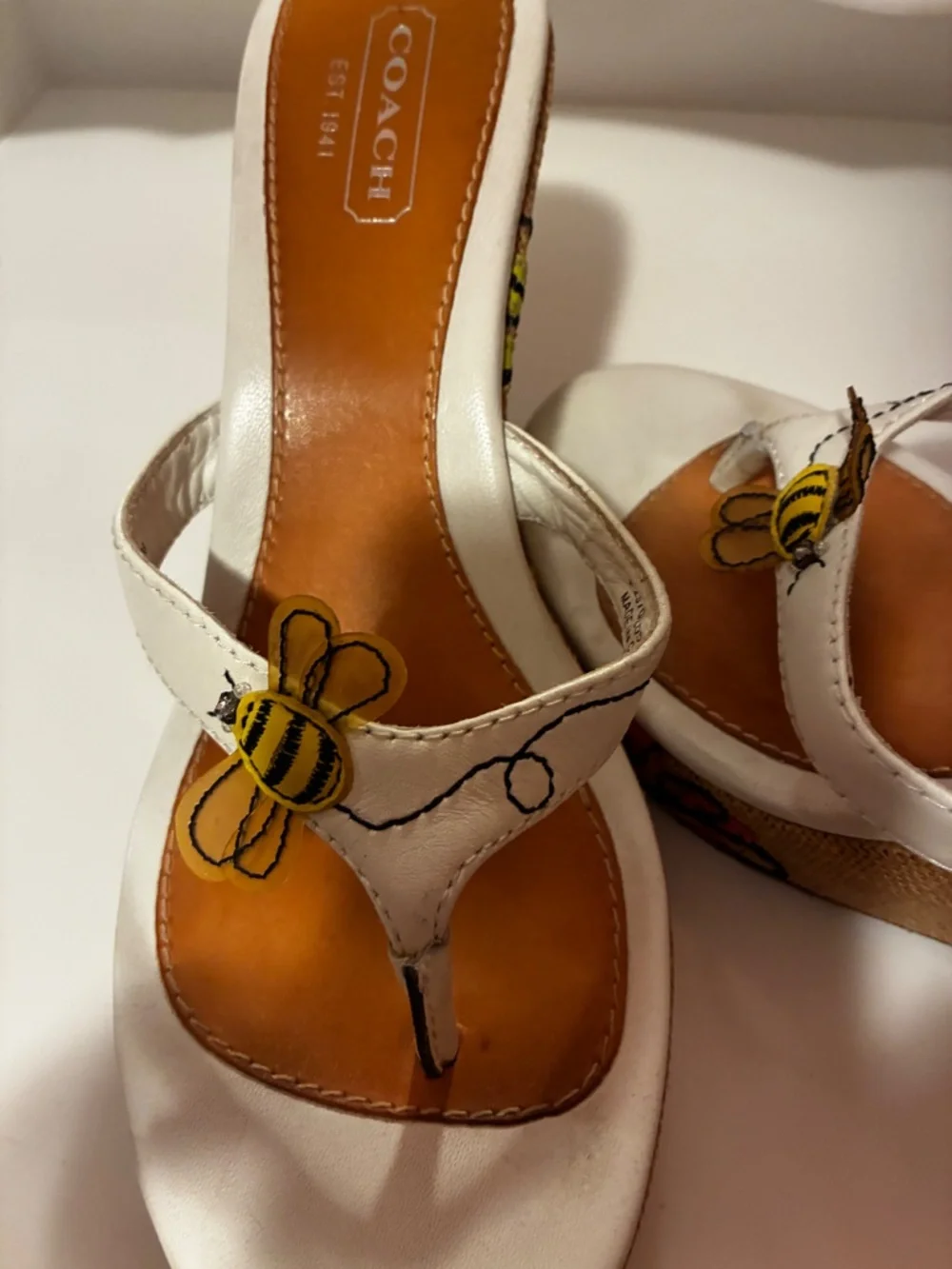 COACH VINTAGE WHITE WEDGE W/BEE APPLIQUE - Picture 2 of 7